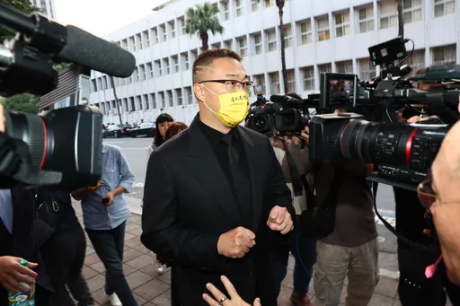 強吻鍾沛君！朱學恒聲請解除境管遭駁回　法官將傳這5人出庭作證