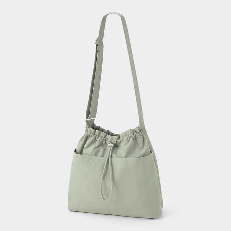 尼龍抽繩肩包，690元。品牌提供