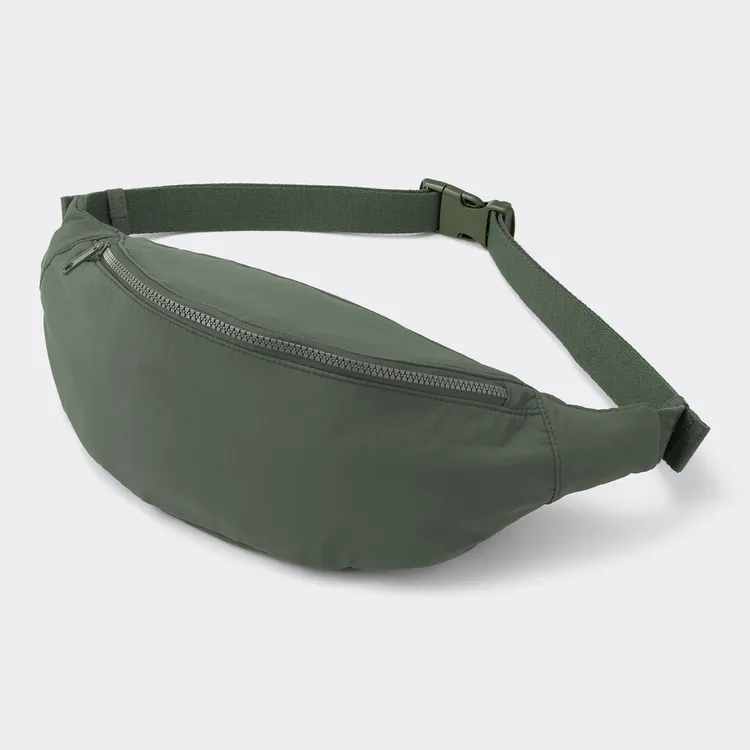 柔軟尼龍腰包，390元。品牌提供