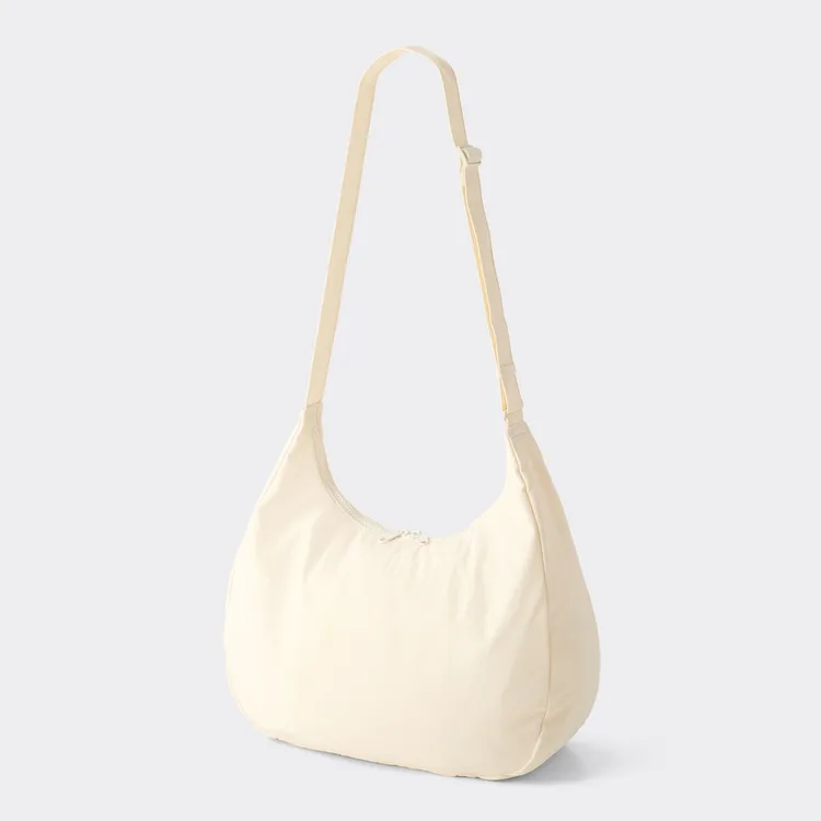 柔軟尼龍弧形肩包，590元。品牌提供