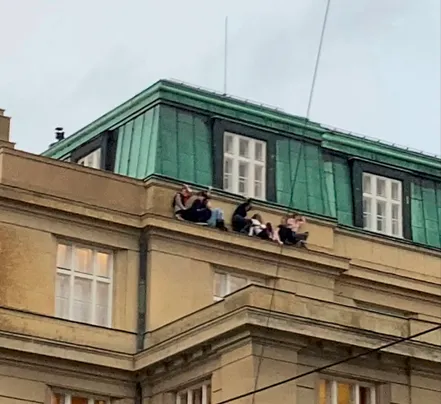 捷克發生大學校園槍擊案，民眾從下方拍攝到學生躲在外牆的驚險情況。路透社/Ivo Havranek