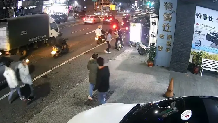 車禍發生後，附近民眾紛紛出來查看。民眾提供