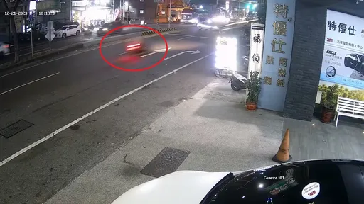 車速快到監視器只拍到車影 19歲騎士撞左轉轎車!頭部重創慘死