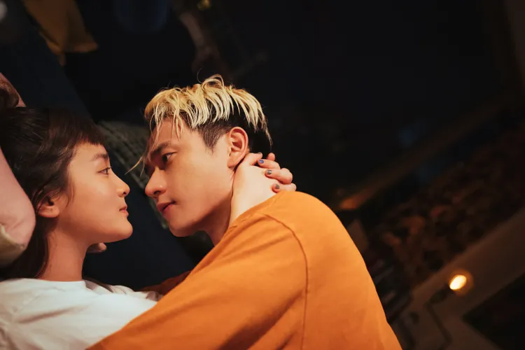 劉冠廷（右）與王淨親密對視。