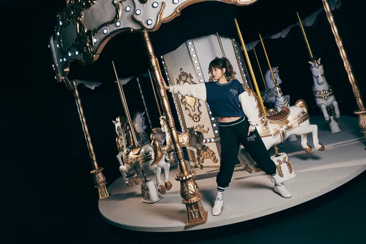 王淨搭配Caven 2.0復刻小白鞋。品牌提供