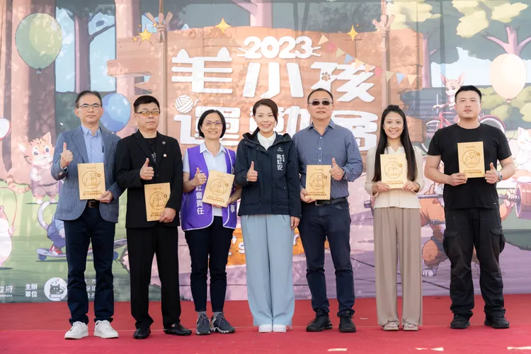 高虹安頒發頒發動物友善標章。新竹市府提供