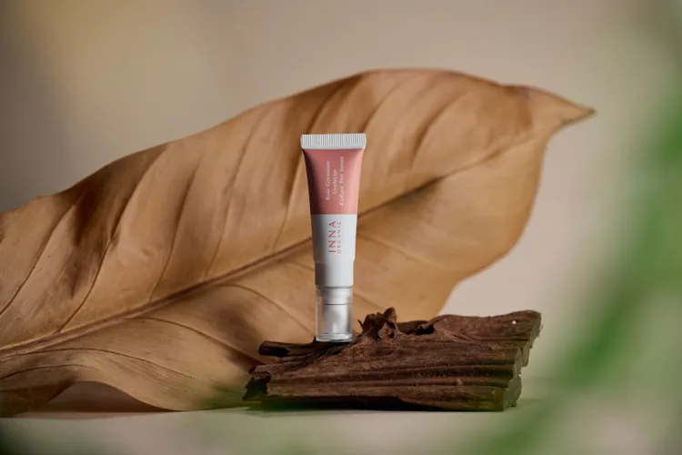 童顏有機玫瑰天竺葵好氣色舒緩潤唇精華，620元。品牌提供