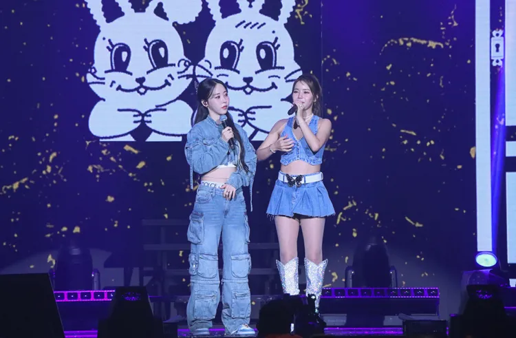 頌樂（右）用台語「拍謝啦」，向接機粉絲道歉。讀者提供