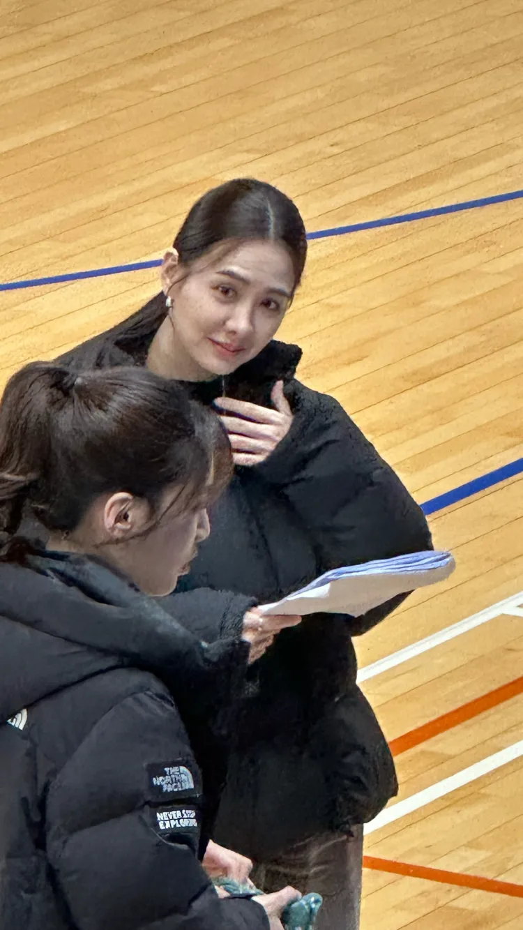 安心亞在球場仍在背詞。趙大智攝