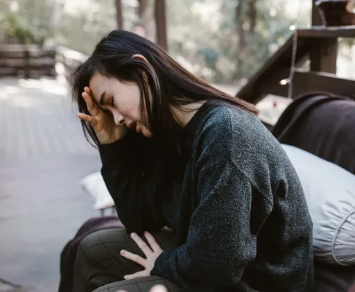 失戀女狂飲1斤白酒喝到掛 中國法院判同桌3閨密須擔責、賠償