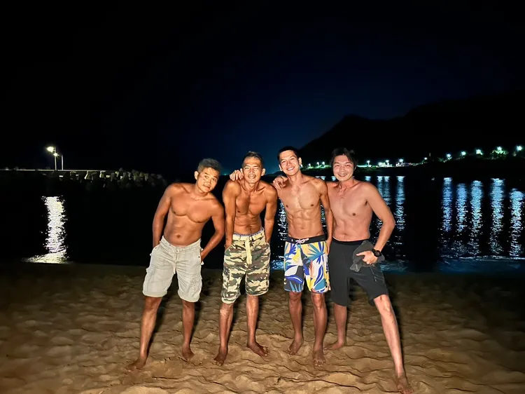 梁瀚名（右二）的腹肌及人魚線，相當吸睛。梁瀚名提供