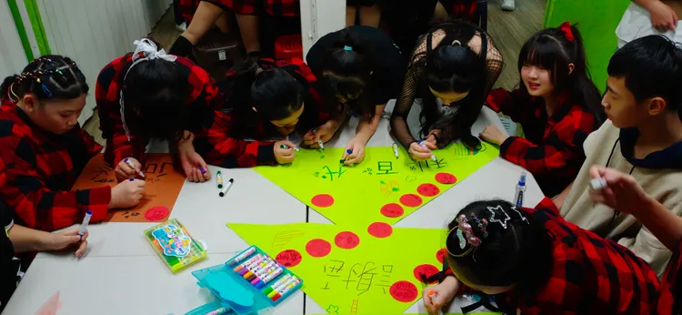 台北家扶小朋友們收到文具組後開心不已，現場製作應景的聖誕樹造型大張卡片，小朋友們合力手寫感謝文「謝謝利百代，台北家扶」。