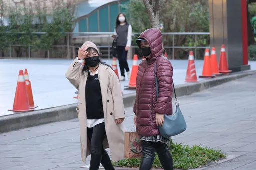 斷崖式降溫！今越晚越濕冷探10℃　3縣市大雨特報