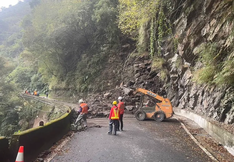 復興區台7線落石坍方交通中斷4小時。大溪警分局提供