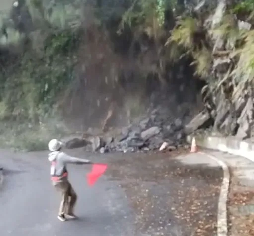 驚悚逃命影片｜桃園山區落石轟隆傾洩　工人險遭活埋
