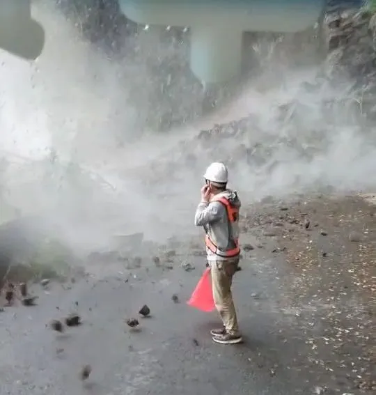 落石仍在工人腳下翻滾。翻攝記者爆料網