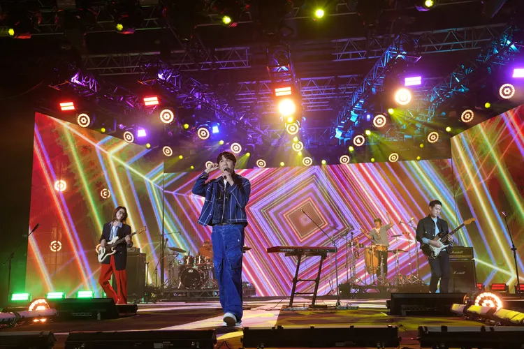 「金曲樂團」宇宙人首登「巨星耶誕演唱會」舞臺，一開唱便點燃現場氣氛。觀光局提供