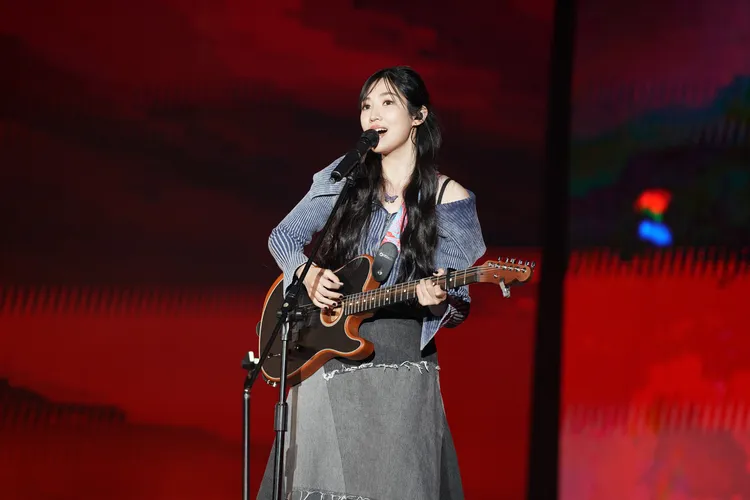 「冰山系創作女聲」黃玠瑋帶來新專輯主打歌曲〈游牧〉及〈I Could Be Yours〉等歌曲。觀光局提供