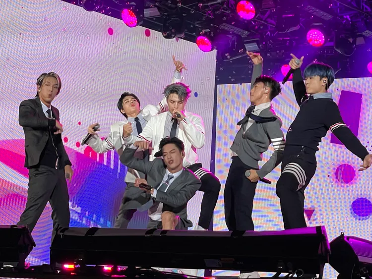 「超人氣男團」Ozone一連三首舞曲，收割女粉尖叫。觀光局提供