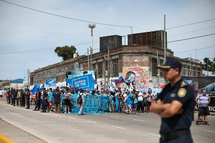 阿根廷民眾上街抗議總統米雷伊的經濟改革政令。路透社