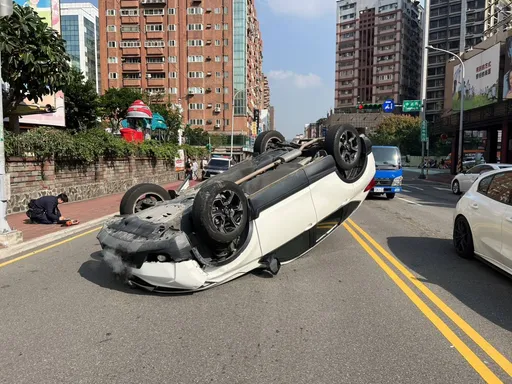 精神不濟男駕車自撞燈桿翻覆 桃警啟動交通快打機制半小時排除事故