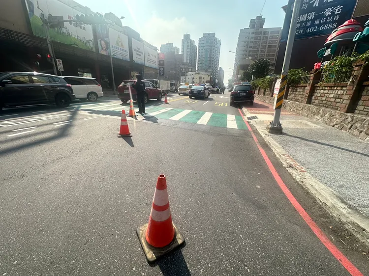 警力支援啟動交通快打機制進行調撥車道。桃園警分局提供