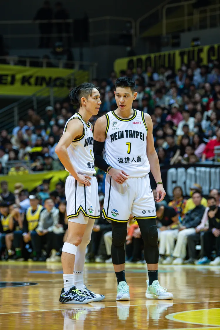 林書豪(右)林書緯(左)。PLG