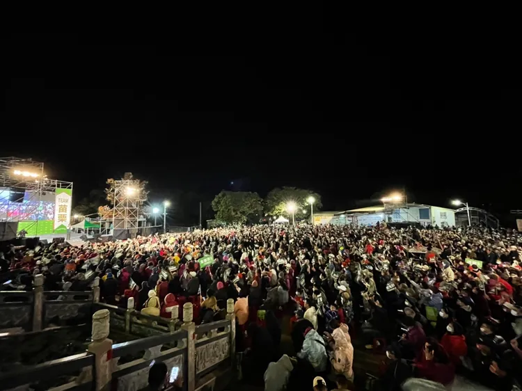 民進黨說，今晚現場湧進逾6千名支持者，超越民進黨在苗栗近年造勢場合最多人數，展現史上最團結氣勢。民進黨提供