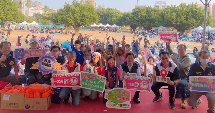 高雄市左營分局2日在舊左營國中公園舉辦了「草地音樂會暨小小警察體驗營」。翻攝畫面