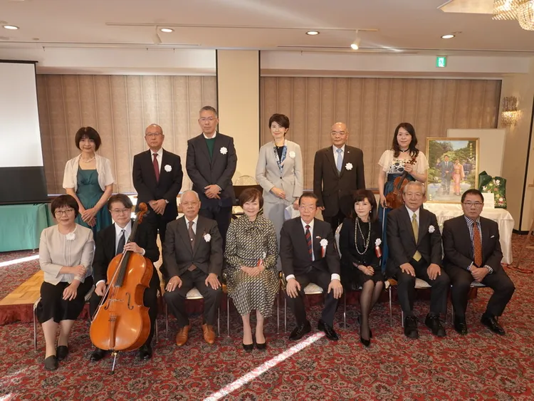 駐日代表謝長廷（前排中）8日將台灣藝術家邱貴描繪日本前首相安倍晉三與夫人安倍昭惠身影的油畫贈給安倍昭惠（前排左4）。儀式上還舉辦演奏會，溫馨感人。中央社