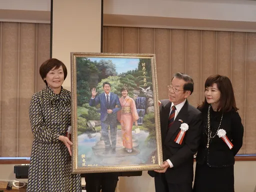 台畫家繪安倍伉儷鶼鰈情深 安倍昭惠獲贈畫被逼哭