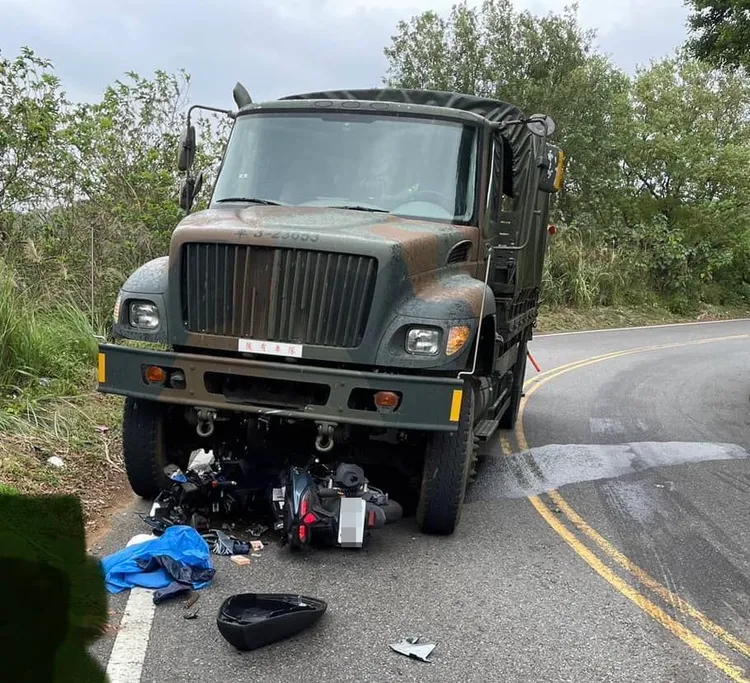 機車直接插進軍卡車底，整輛機車支離破碎。翻攝自臉書「爆廢1公社」