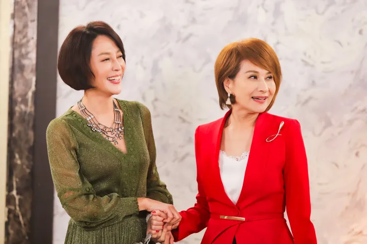 向娃（右）加入《愛的榮耀》，飾演李沛綾好朋友。民視提供