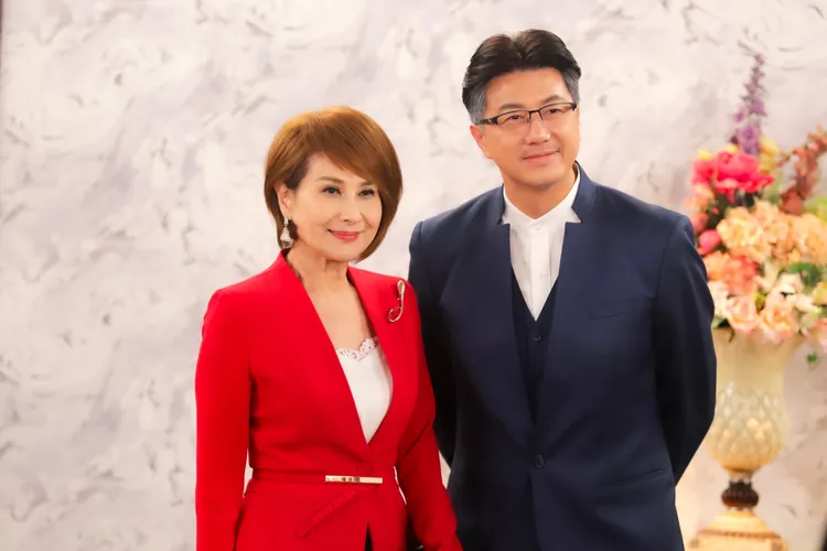 向娃（左）客串演出《愛的榮耀》，遇到「前夫」吳皓昇相當開心。民視提供