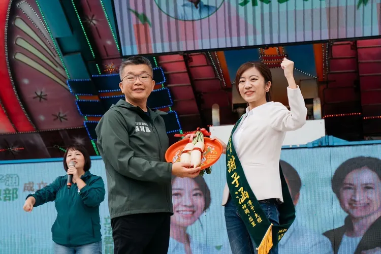 蔡其昌說，謝子涵願意在艱困選區打拚，這種返鄉的年輕人值得我們支持。謝子涵服務處提供