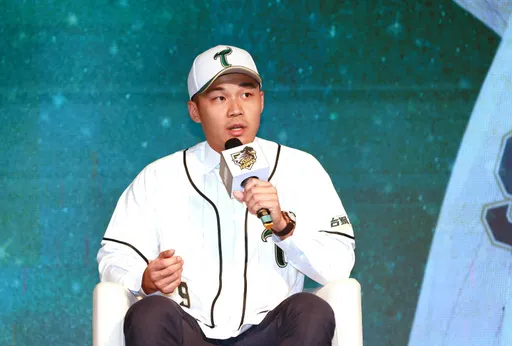 日本火腿太暖心！國際部長和前教頭這段話　逼哭「大王」王柏融