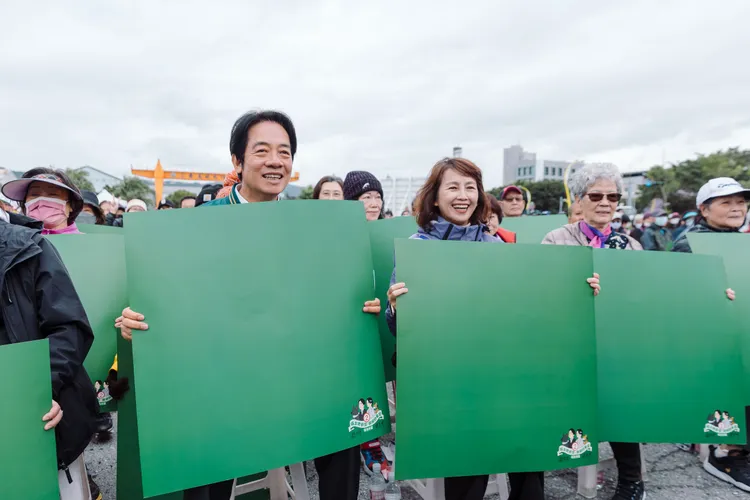 賴清德也拿起紙板。賴清德競總提供