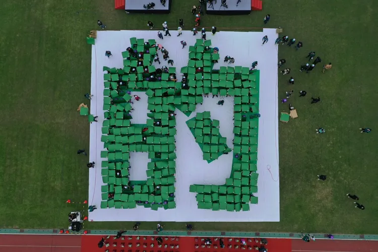 台東鄉親拼出「的」字樣。賴清德競總提供