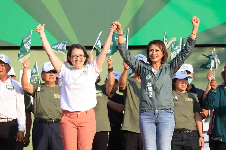 蕭美琴爆料，賴清德派好姐妹邱議瑩飛到美國兩遍說服她回來台灣，來擔任副總統的重任。邱議瑩總部提供