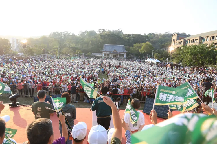 邱議瑩聯合競選總部成立大會，到場鄉親超過五千人。邱議瑩總部提供