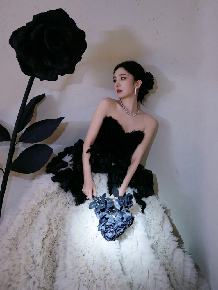 也是有拍正常美照。翻攝楊冪工作室微博