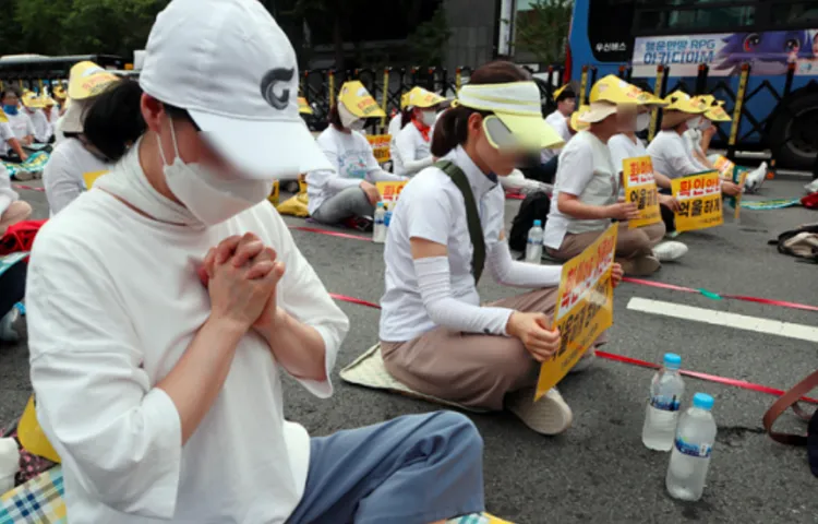 鄭明析惡行累累，仍有為數不少的年輕女性對其表示支持，今年8月攝理教女信徒舉行示威呼籲釋放鄭明析。翻攝Newsis