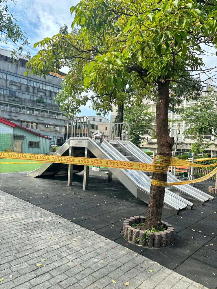 出事的滑梯已緊急封閉。取自七堵分享讚臉書