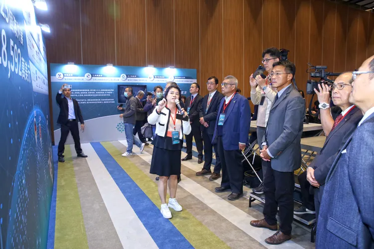 計畫主持人周麗蓉為副署長李冠志和五大公協會理事長介紹三年推廣成果。國貿署提供