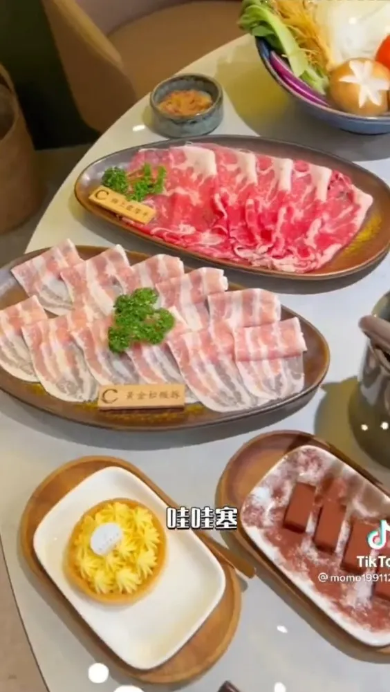 油花分佈均勻適中，建議不要涮太久，避免吃起來會太老。TikTok@momo19911224 / IG：momo19911224 提供