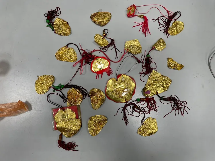 警方逮捕林嫌，並在其身上起出遭竊的神像金牌。翻攝畫面