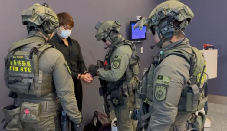 劉男在機場被上銬。翻攝畫面