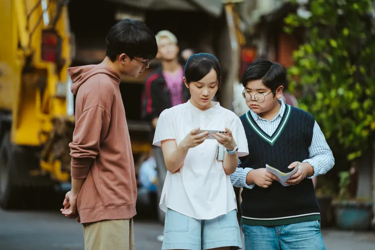 方郁婷（中）與同學。CATCHPLAY提供