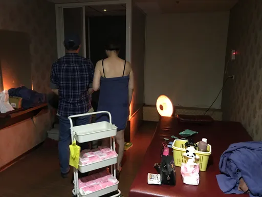 有片|攝護腺保養!油壓女光溜溜代客擼槍 遭警突襲好尷尬