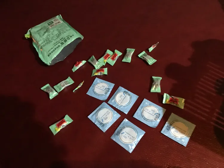 警方查獲保險套、潤滑液等證物。讀者提供